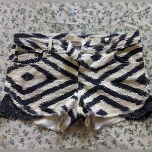 No Boundaries Blue/White Shorts, Juniors 11